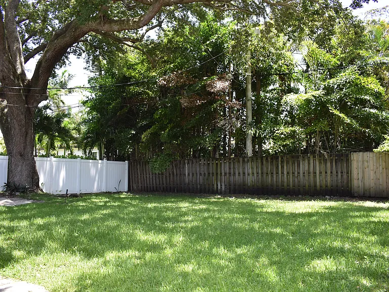 816 SE 6th Ct — Photo 4