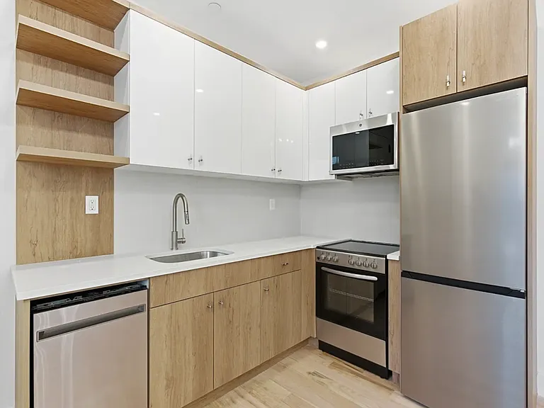 376 Montgomery St #3A — Photo 7