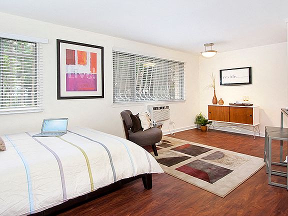 5th image of 2727 N Pine Grove Ave #505