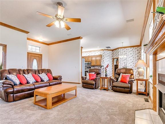 4th image of 860 Oaklawn Dr
