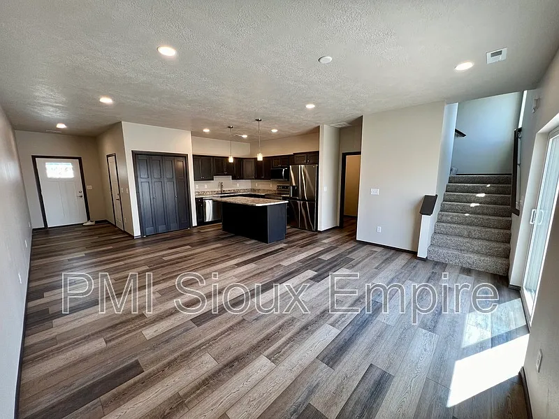 3 bed, 2.5 bath, 1800 sqft, $1,850 — Photo 4