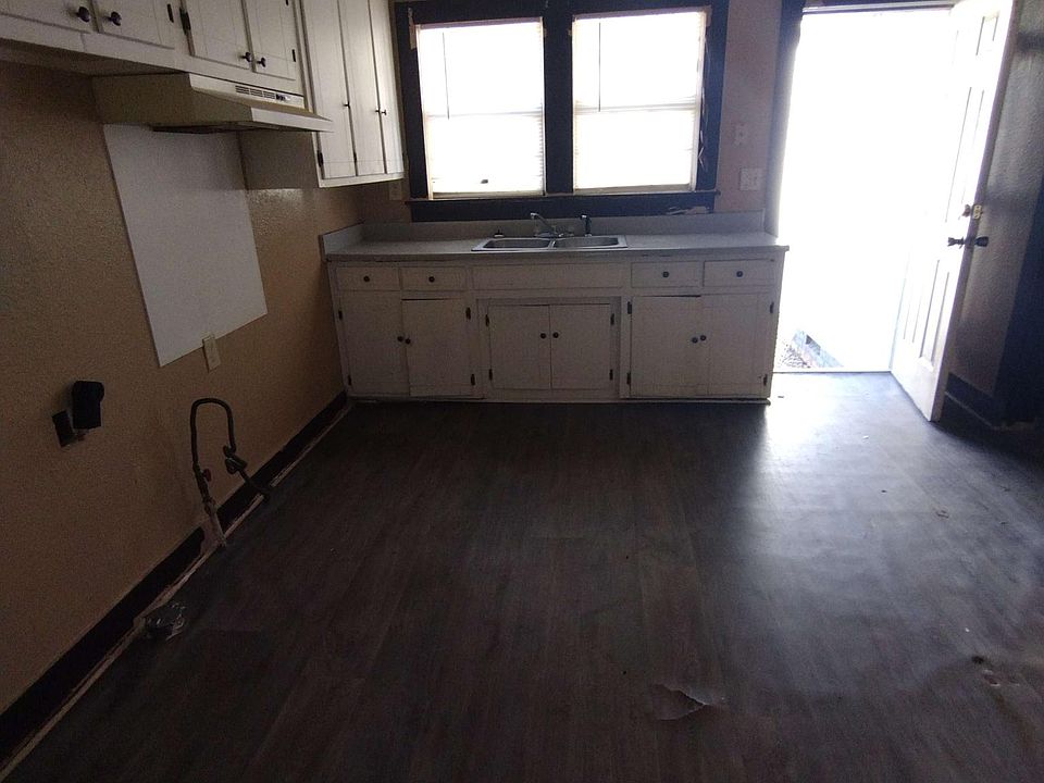 2nd image of 821 S Chestnut St