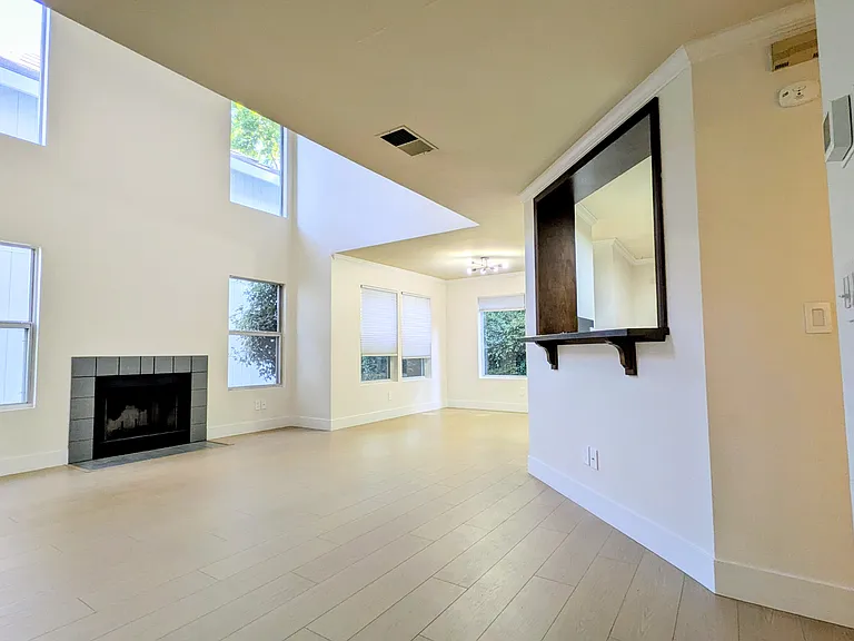 604 Pemberton Ln — Photo 2