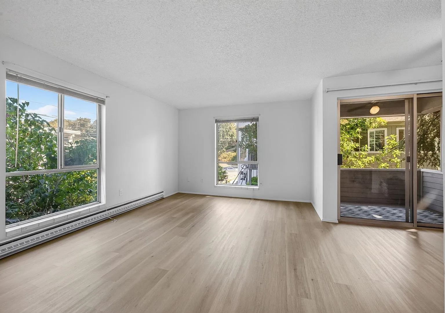 Charming 1-Bedroom Apartment in Highland Park Freshly Updated & Conveniently Located — Photo 1