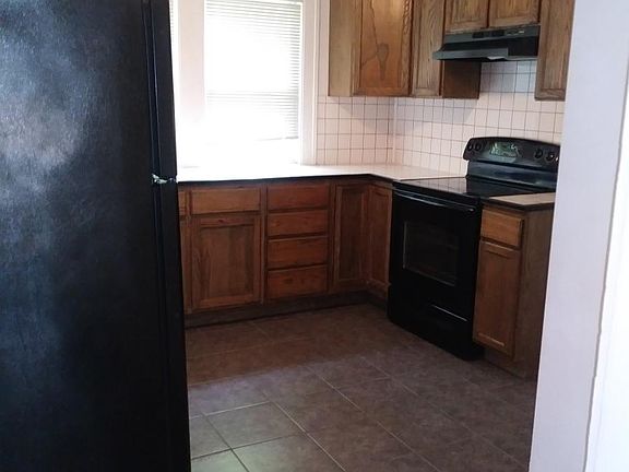 5th image of 173 Upland Ave Floor 1