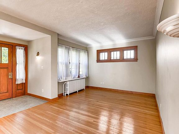 4th image of 1021 Hawthorne Ave E