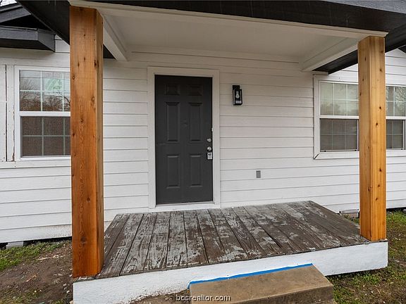 3rd image of 1118 W Washington Ave
