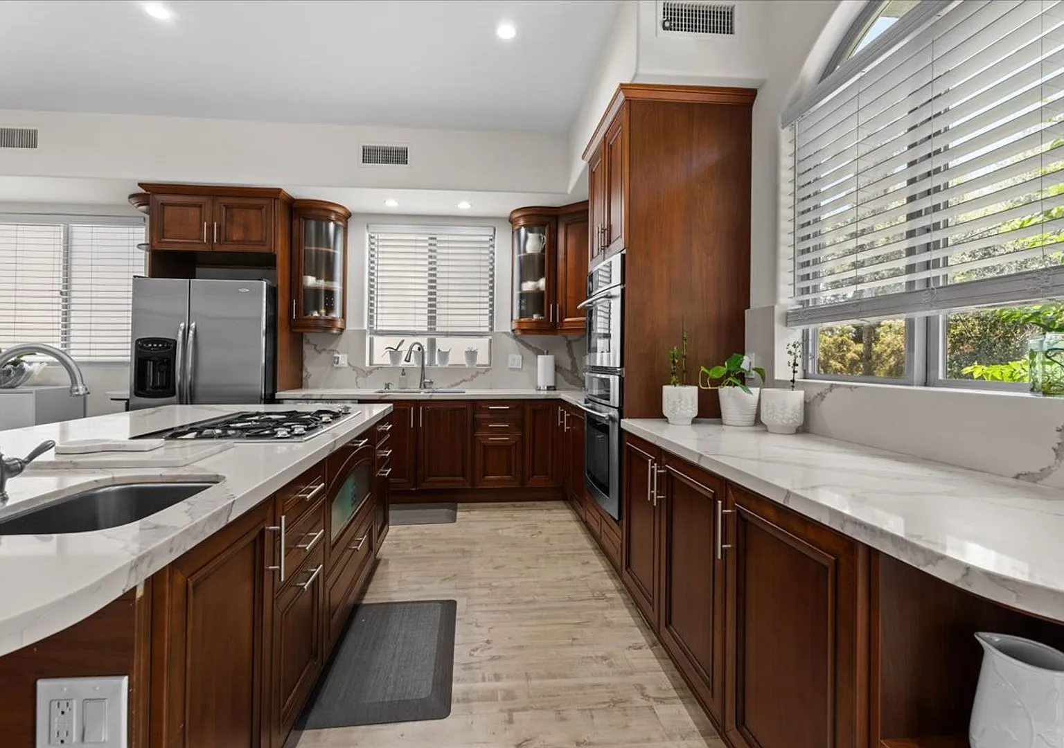 Spacious Tri-Level Townhome in Valley Village — Photo 2