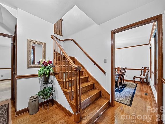 4th image of 310 Travis Ln