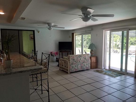 5th image of 2852 Iroquois Ave