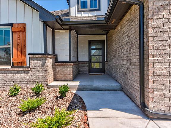 3rd image of 8125 Mountain Oak Dr