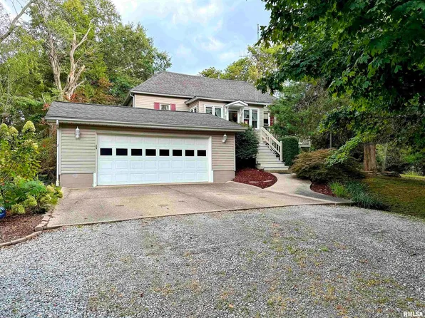 607 N Locust St, Mc Leansboro, IL 62859