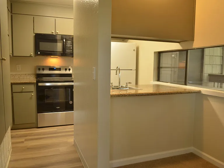 CAMBRIDGE ARMS CONDOMINIUMS — Photo 2