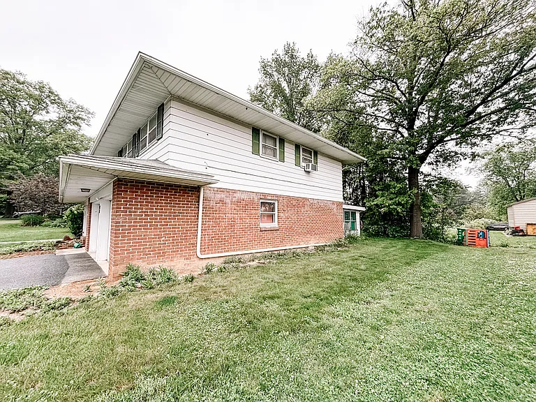 233 Hershey Dr — Photo 5