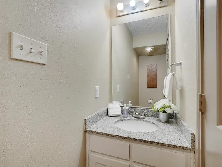 525 Essex Pl — Photo 6