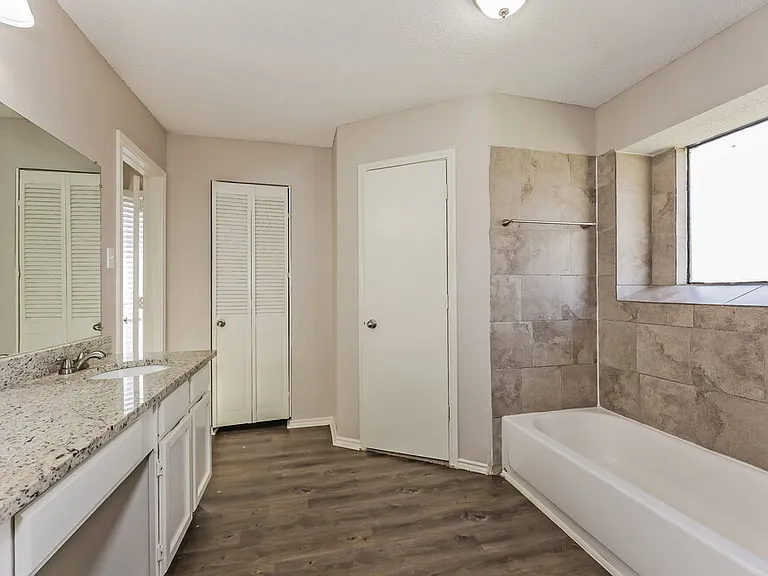 2605 Hartford Ln — Photo 12