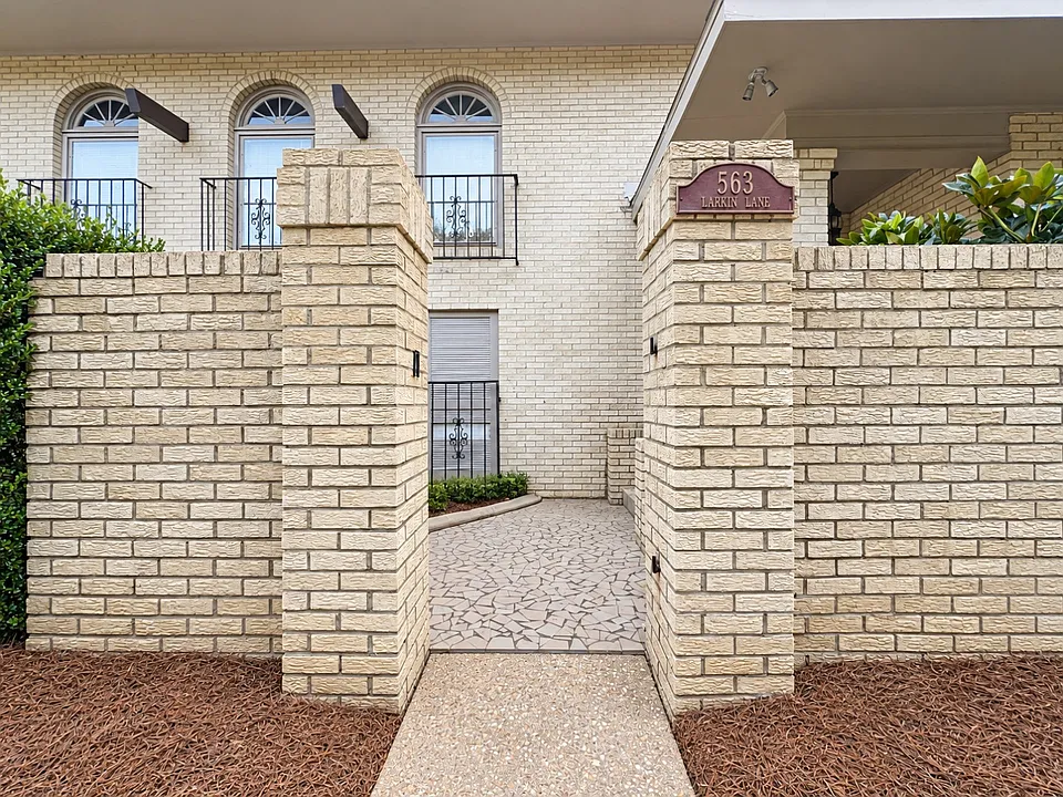 563 Larkin Ln