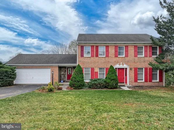 2299 N Point Dr, York, PA 17406