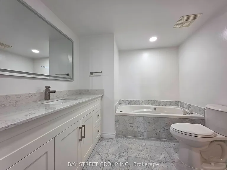 1 Aberfoyle Cres #2011 — Photo 20