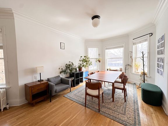 2nd image of 834-836 W Waveland Ave #1F