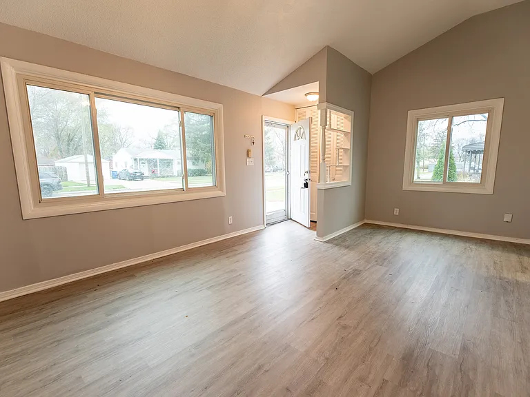 23072 Lauren Ave — Photo 4