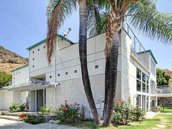 3rd image of 525 Lotus Ln