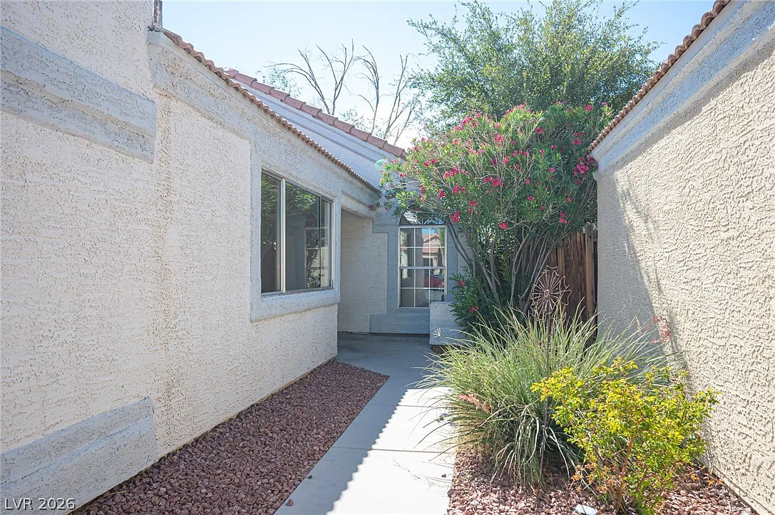 3 bed, 2.0 bath, 1137 sqft, $1,595 — Photo 3