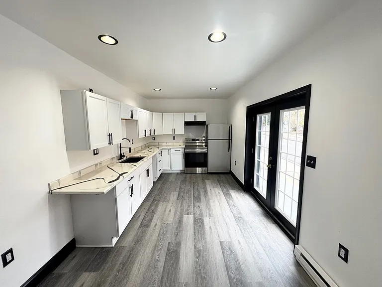 509 E Strawberry St — Photo 5