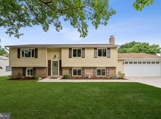 141 Magnolia Rd, Sterling, VA 20164