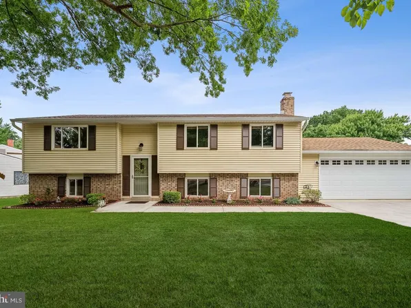 141 Magnolia Rd, Sterling, VA 20164