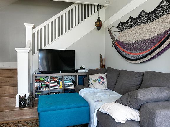 3rd image of 1073 E Santa Clara St