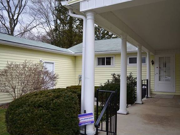Covered Front Porch!