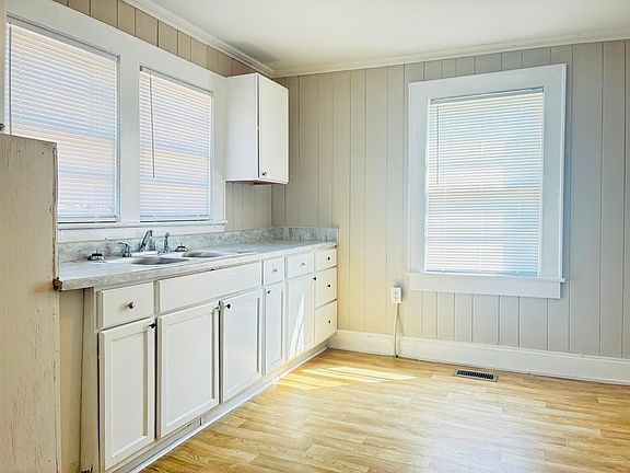 3rd image of 2207 Garland Ave