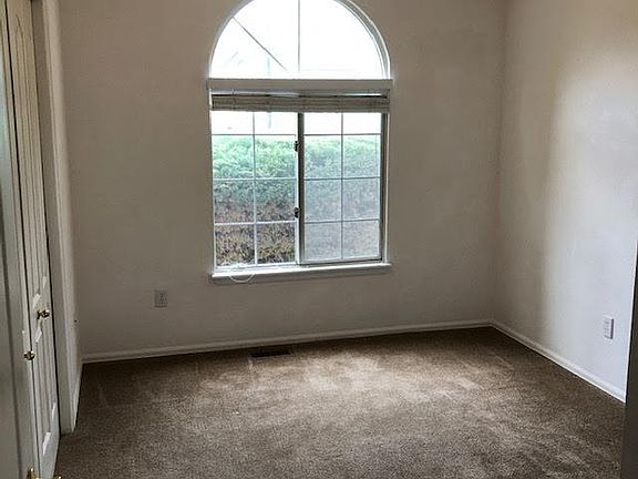 5th image of 978 W Dahlia St