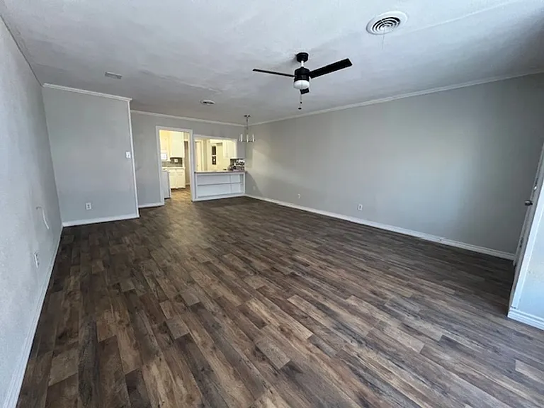 910 S La Salle Dr — Photo 3