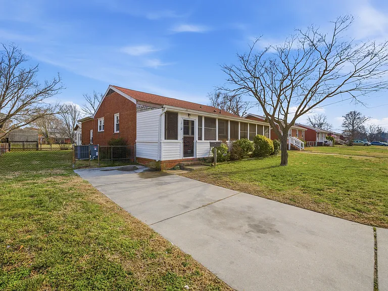 1210 Pansy St — Photo 2
