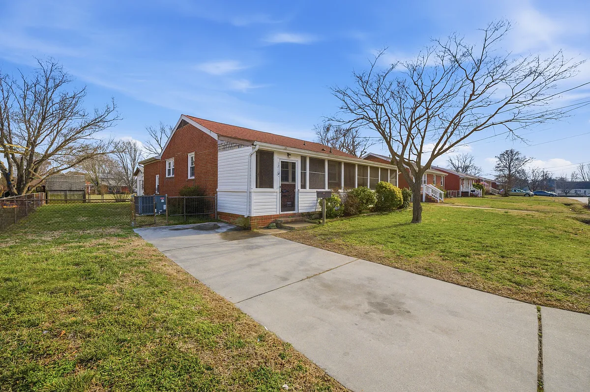 Building Photo - 1210 Pansy St