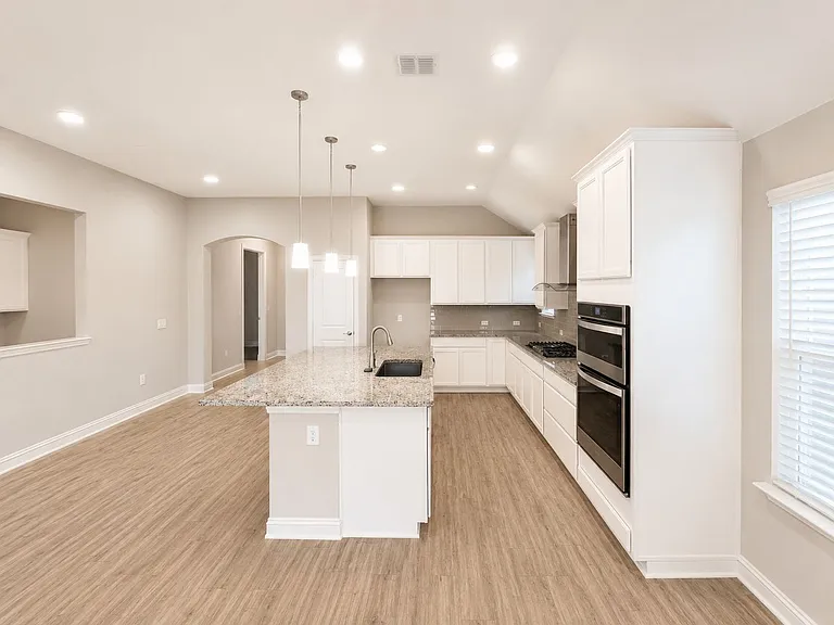 2816 Redbud Ln — Photo 4