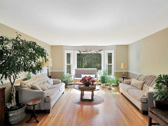 2nd image of 619 Oakwood Ct