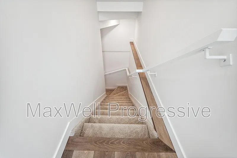 Building Photo - 10427 70th Ave NW #4