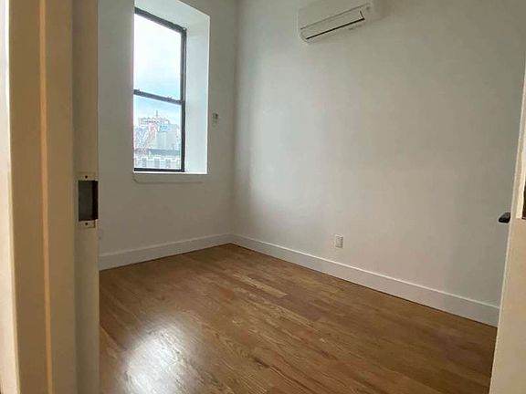 4th image of 1068 Putnam Ave #3X