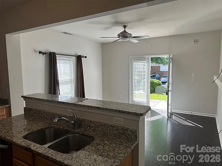 164 Parkwood Ave — Photo 4