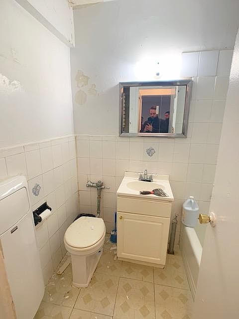2nd image of 257 Bay 41st St #2