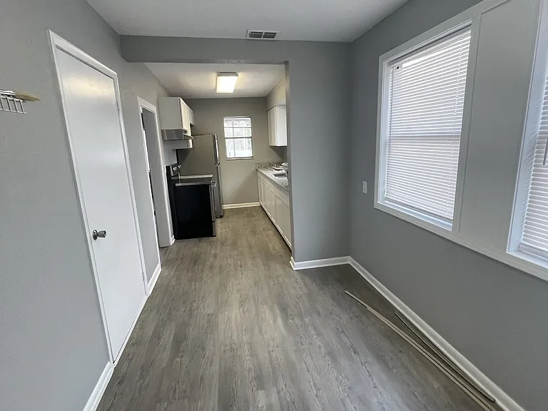 338 W Bay Ave — Photo 5