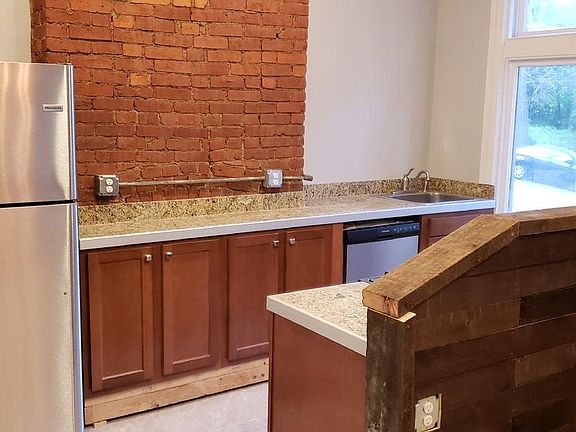 kitchen - gas range in peninsula area