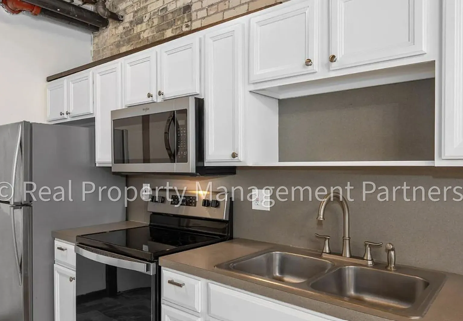 940 Monroe - Studio Condo with Exposed Brick, Soaring Ceilings, Heated Pool, Rooftop Deck, Utilit... — Photo 2