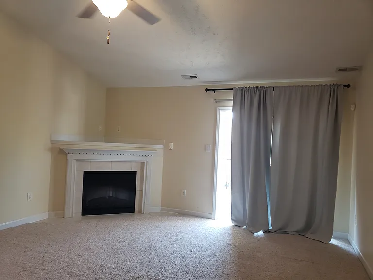 1800 Balmoral Dr — Photo 2