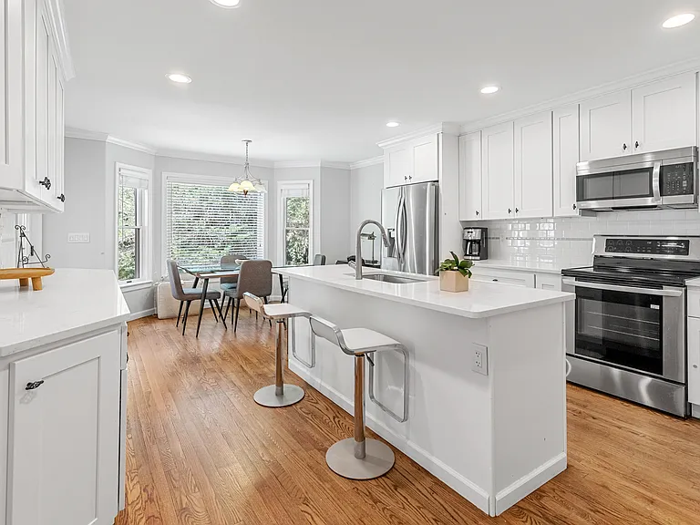 21 Eastway Dr — Photo 10