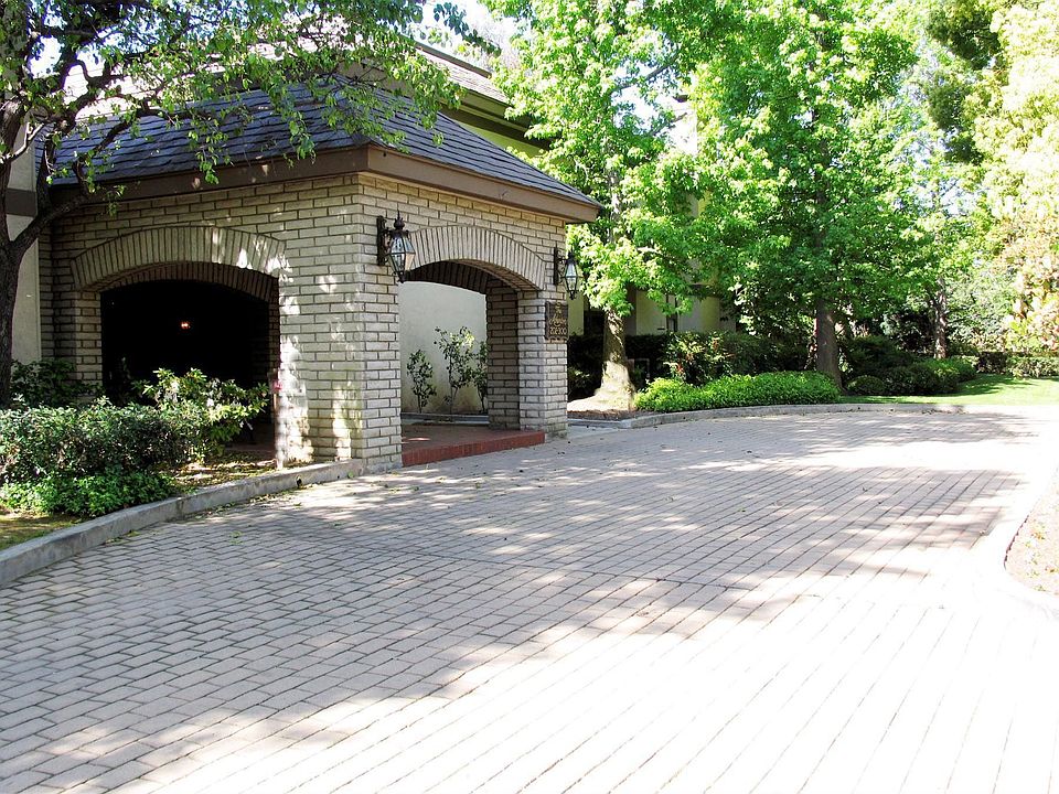 1st image of 220 Palmetto Dr