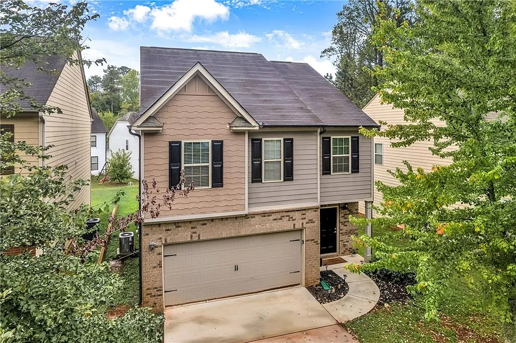 4 bed, 2.5 bath, 2071 sqft, $2,400 — Photo 1